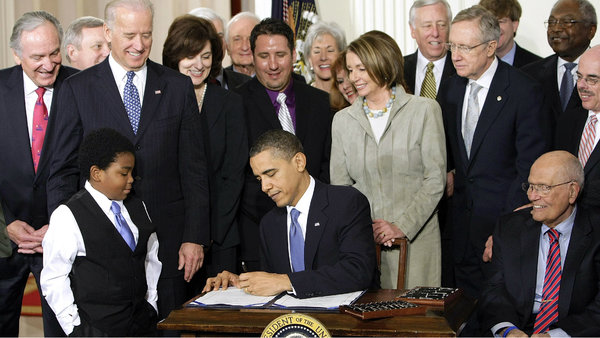 Obamaca firmando la Ley conocida como ObamaCare